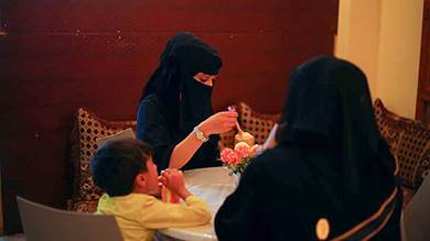 على خطا داعش والقاعدة.. منع دخول المطاعم في صنعاء إلا بعقد زواج