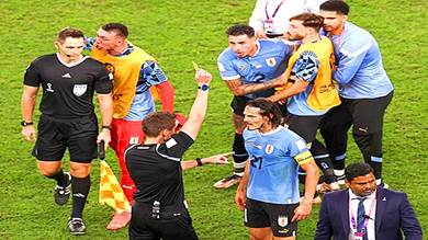 ​لاعبو أوروجواي يهاجمون الحكم وجمهور غانا يهتف لكوريا