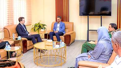 وزير الدولة محافظ العاصمة عدن أحمد حماد لملس خلال لقائه مدير مكتب المبعوث الأممي