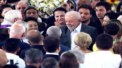 الرئيس البرازيلي يلقي نظرة الوداع على بيليه في حضور 150 ألفا باستاد سانتوس