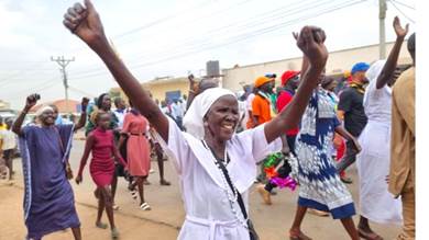 مسيحيات يسافرن 9 أيام مشيا لرؤية البابا فرنسيس جنوب السودان