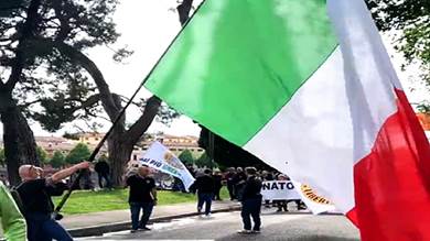 اعتصام المئات في إيطاليا دعما لروسيا والمطالبة بالانسحاب من الناتو