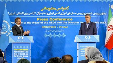 غروسي خلال مؤتمر صحافي مع محمد إسلامي مدير منظمة الطاقة الذرية الإيرانية