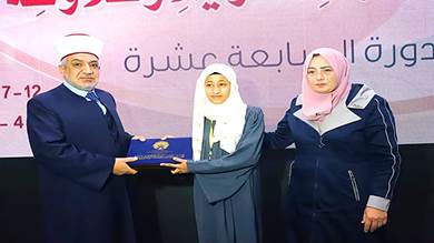 ​طالبة يمنية تحصد المركز الأول بمسابقة الإناث لحفظ القرآن
