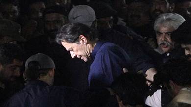 باكستان.. مواجهات بين أنصار عمران خان والشرطة في محاولة اعتقاله