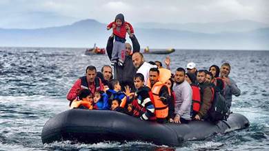 بينهم يمنيون.. إنقاذ 46 مهاجرًا حاولوا الوصول إلى أوروبا عبر البحر