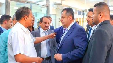 ​رئيس الوزراء يفتتح فرع البنك المركزي اليمني بأبين