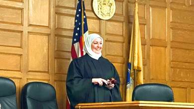​أقسمت على القرآن.. سورية تصبح أول قاضية محجبة في نيوجيرسي الأمريكية