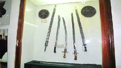 ترميم خناجر وسيوف قديمة في المتحف الحربي بصنعاء