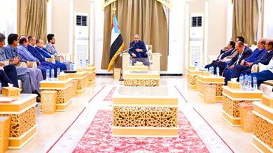 الزبيدي خلال اجتماعه بالإدارة العامة للشؤون الخارجية وفريقي التفاوض والحوار الوطني الجنوبي