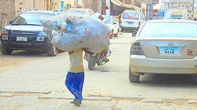 علب البلاستيك مصدر عيش للفقراء في رمضان بلحج