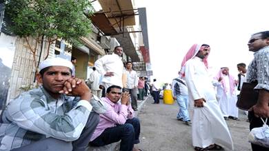 العرب: توطين الوظائف في الخليج أمام وافدين منهم يمنيون بأعداد أقل وأكبر في الوقت نفسه