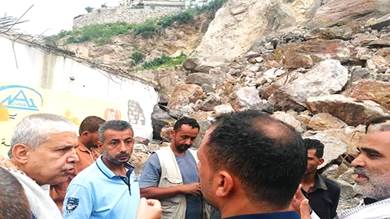 ​فريق الهيئة الجيولوجية يقوم بدراسة ميدانية لمواقع الانهيارات الصخرية بتعز