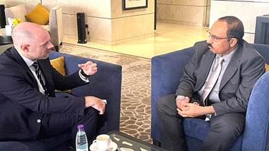محافظ حضرموت خلال لقائه مع السفير البريطاني في اليمن