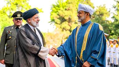 ​الرئيس الإيراني يدعو السلطان العماني مواصلة دور بلاده في إنهاء أزمة اليمن