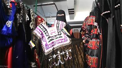 يمنية تحيي التراث في صناعة الألبسة والتطريز