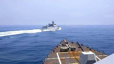 ​مدمرة ترفع علم الصين تعترض سفينة حربية أمريكية