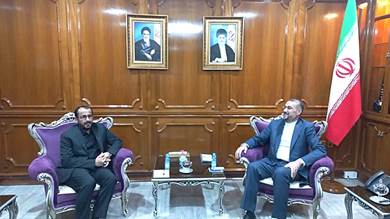 وزير الخارجية الإيراني يلتقي رئيس وفد صنعاء المفاوض في مسقط