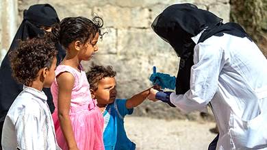 الصحة العالمية: إصابة 24 ألف طفل يمني بالحمّيات نتيجة إيقاف حملات التطعيم