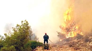 ​اليونان تستعد لموجة حارة جديدة وسط استمرار حرائق الغابات
