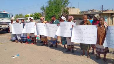 وقفة احتجاجية لمزارعو القريات أمام محكمة زنجبار الابتدائية