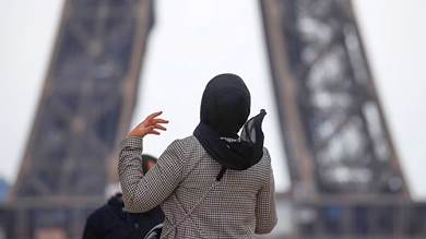 فرنسا تحظر ارتداء العباءة للطالبات المسلمات في المدارس الحكومية