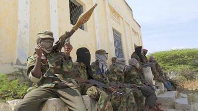 مقتل 5 مدنيين و3 من حركة الشباب الصومالية في هجوم يشتبه أنه بطائرة مسيرة