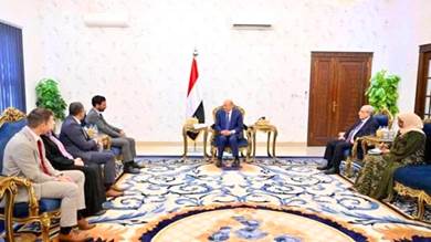 رئيس مجلس القيادة الرئاسي يطالب بدفع الحوثيين صوب السلام