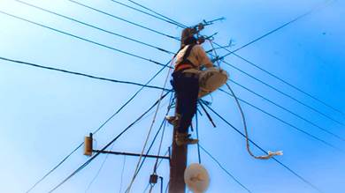 ​كهرباء عدن تنفذ حملة لفصل الربط العشوائي في حي البريد بالممدارة