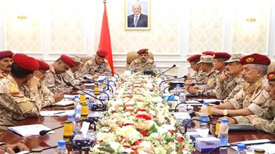 وزير الدفاع خلال اجتماع عسكري رفيع عقد اليوم في عدن