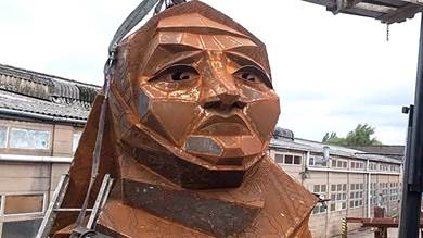 تمثال ضخم في بريطانيا تكريمًا للنساء المحجبات