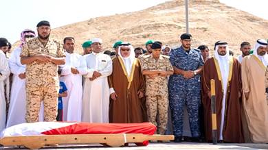 أعلنت وفاة الجندي الثالث.. البحرين تشيّع قتلى الهجوم الحوثي وصنعاء تتأسف