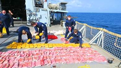 سفينة حربية بريطانية تضبط مئات الكيلوجرامات من المخدرات في بحر العرب