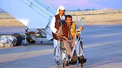 50 دولارا لنقل المريض بكرسي متحرك من المطار إلى طائرة اليمنية