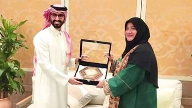 نائبة وزير التراث الثقافي والسياحة الإيرانية مع وزير السياحة السعودي