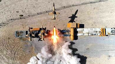 إطلاق مسيّرات «كرار» من منصة متحركة في صحراء إيرانية خلال تدريبات للجيش (أ.ف.ب)