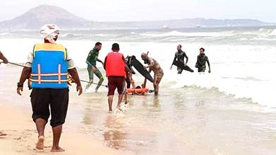 ​خفر السواحل: انقذنا 12 شخصًا فيما غرق 13 آخرين بموسم الرياح