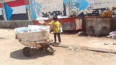 أطفال وسط براميل القمامة ونساء في الأركان.. الفقر يرهق الأهالي في عدن
