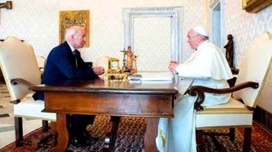 بايدن والبابا فرنسيس يبحثان الصراع الدائر في الشرق الأوسط