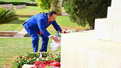 السفير باحبيب يضع اكليلا على النصب التذكاري بالمحاربين ضد الفاشية