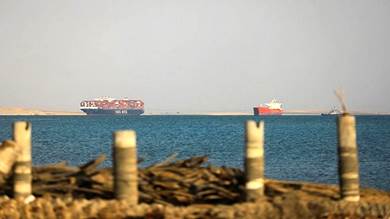 إسرائيل تنفي علاقتها بالسفينتين المستهدفتين بالبحر الأحمر