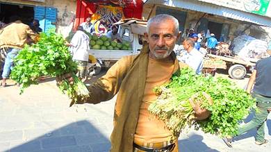 المواطن عبدالرحمن علي يبيع الكبزرة اللحجي وسط سوق الحوطة
