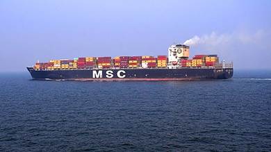 ثالث شركة شحن دولية تعلق عبور سفنها في البحر الأحمر