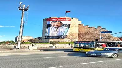 رفع صورة لزعيم الحوثيين على أسوار إسطنبول التاريخية