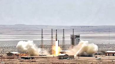 للمرة الأولى بنجاح.. إيران تطلق 3 أقمار اصطناعية