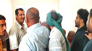 صورة لعدد من تجار السيلة بالشيخ عثمان أثناء حضورهم أمس بموجب الاستدعاء من قبل مكتب النقل بالمديرية