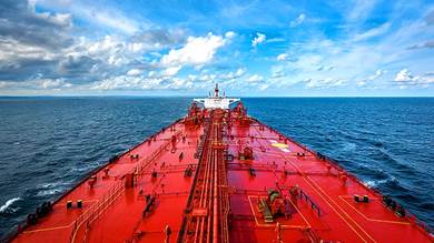 شركات الطاقة والشحن تكافح لتقليل تداعيات الاضطراب في البحر الأحمر