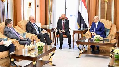 ​رئيس مجلس القيادة يدعو أمريكا لدعم الاقتصاد اليمني