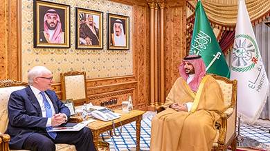 وزير الدفاع السعودي الأمير خالد بن سلمان مع المبعوث الأمريكي الخاص إلى اليمن تيم ليندركينج