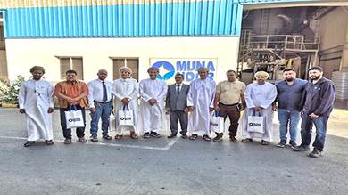 فريق من وزارة المياه يتعرف على كيفية صناعة الأنابيب في عمان